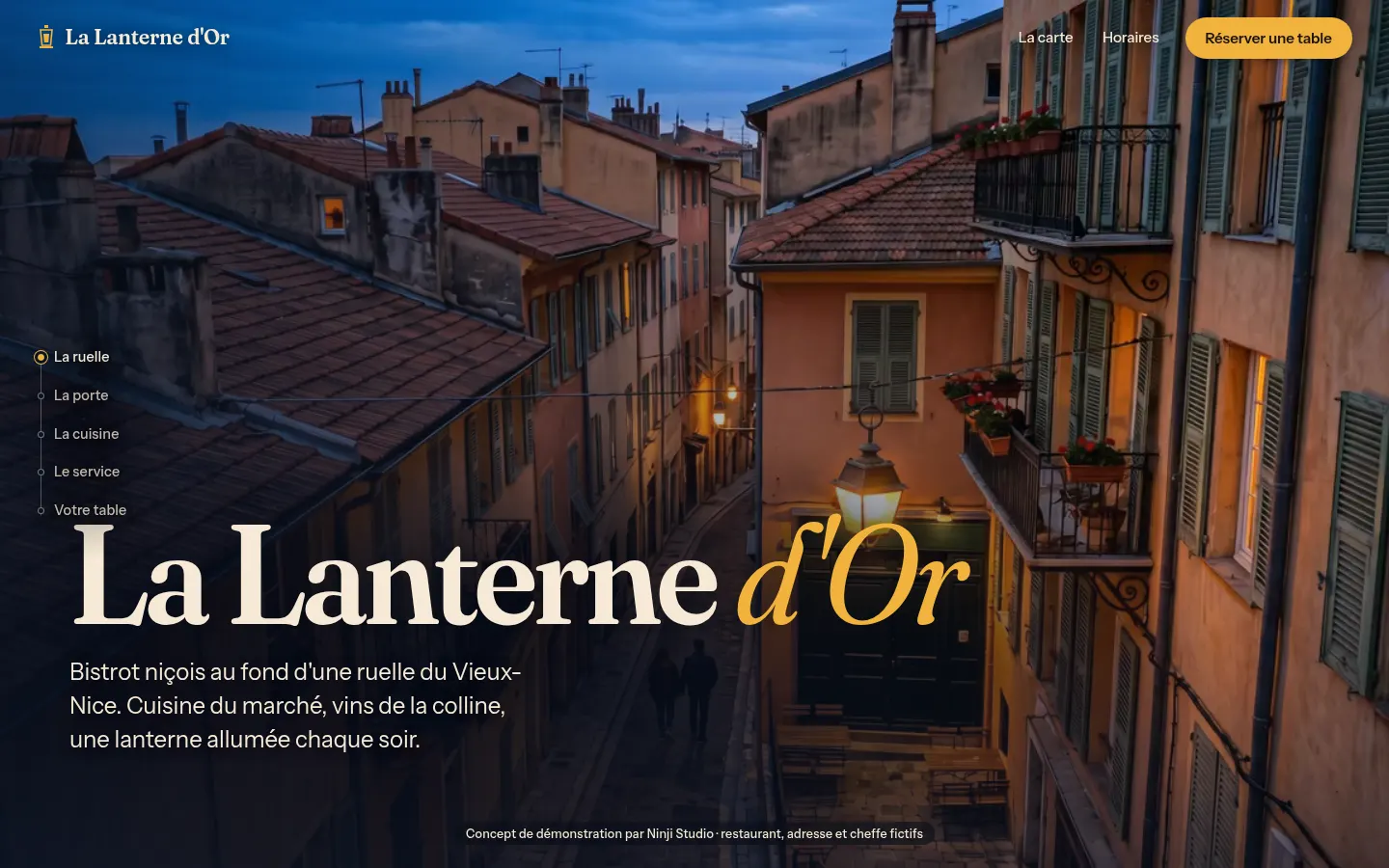 La Lanterne d'Or : une ruelle du Vieux-Nice à l'heure bleue, la lanterne allumée au-dessus de la porte.