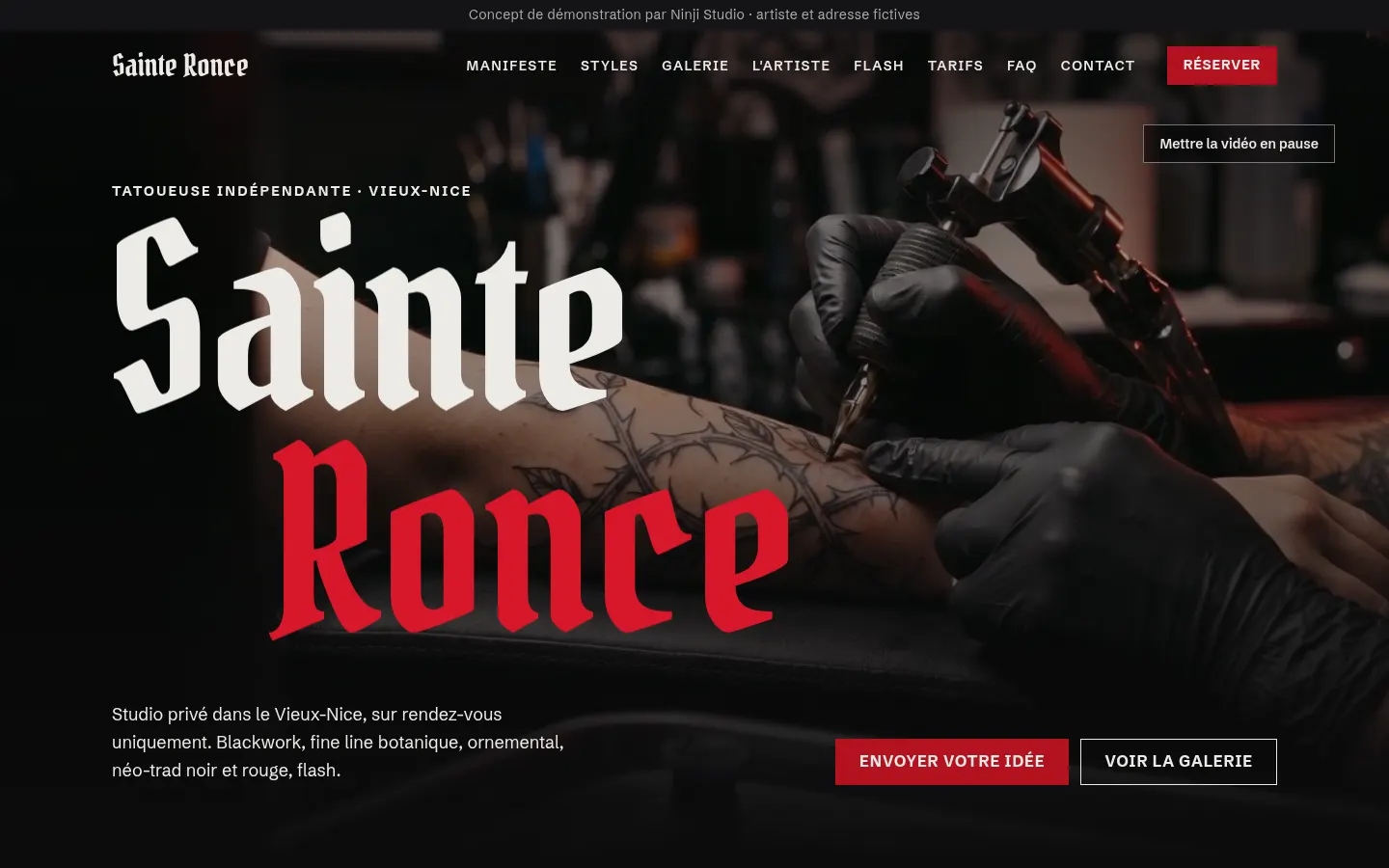 Sainte Ronce : grand titre gothique rouge et blanc sur une photo de tatouage en cours.